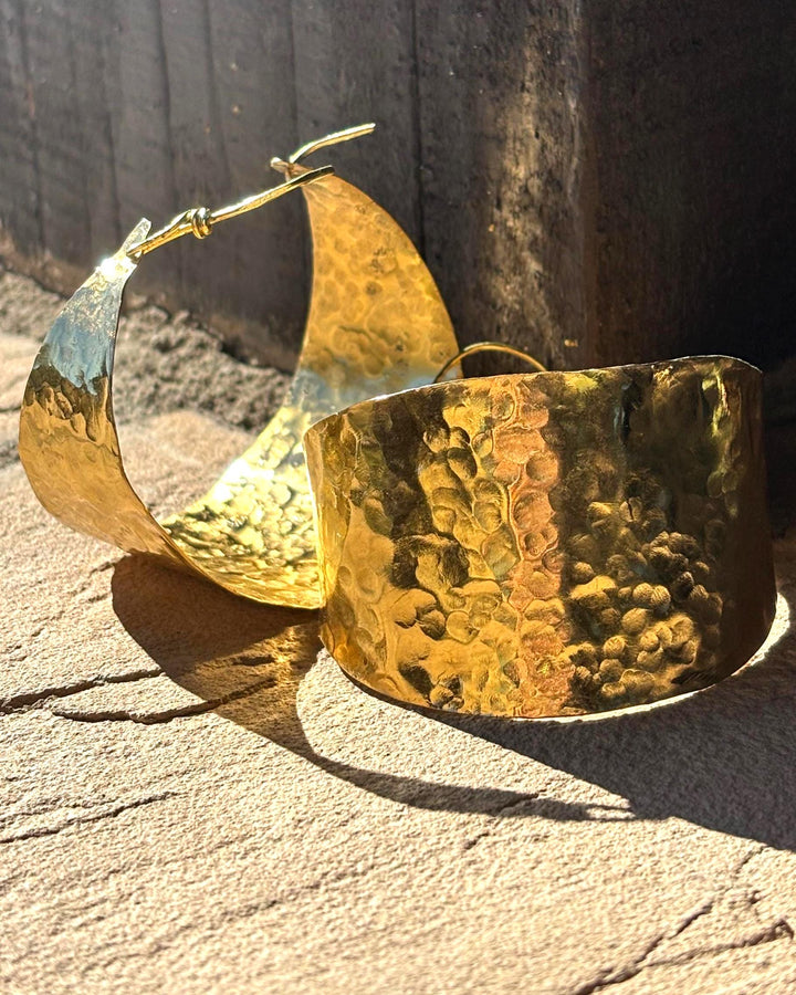 Are these bold hammered brass hoop earrings comfortable for all-day wear?