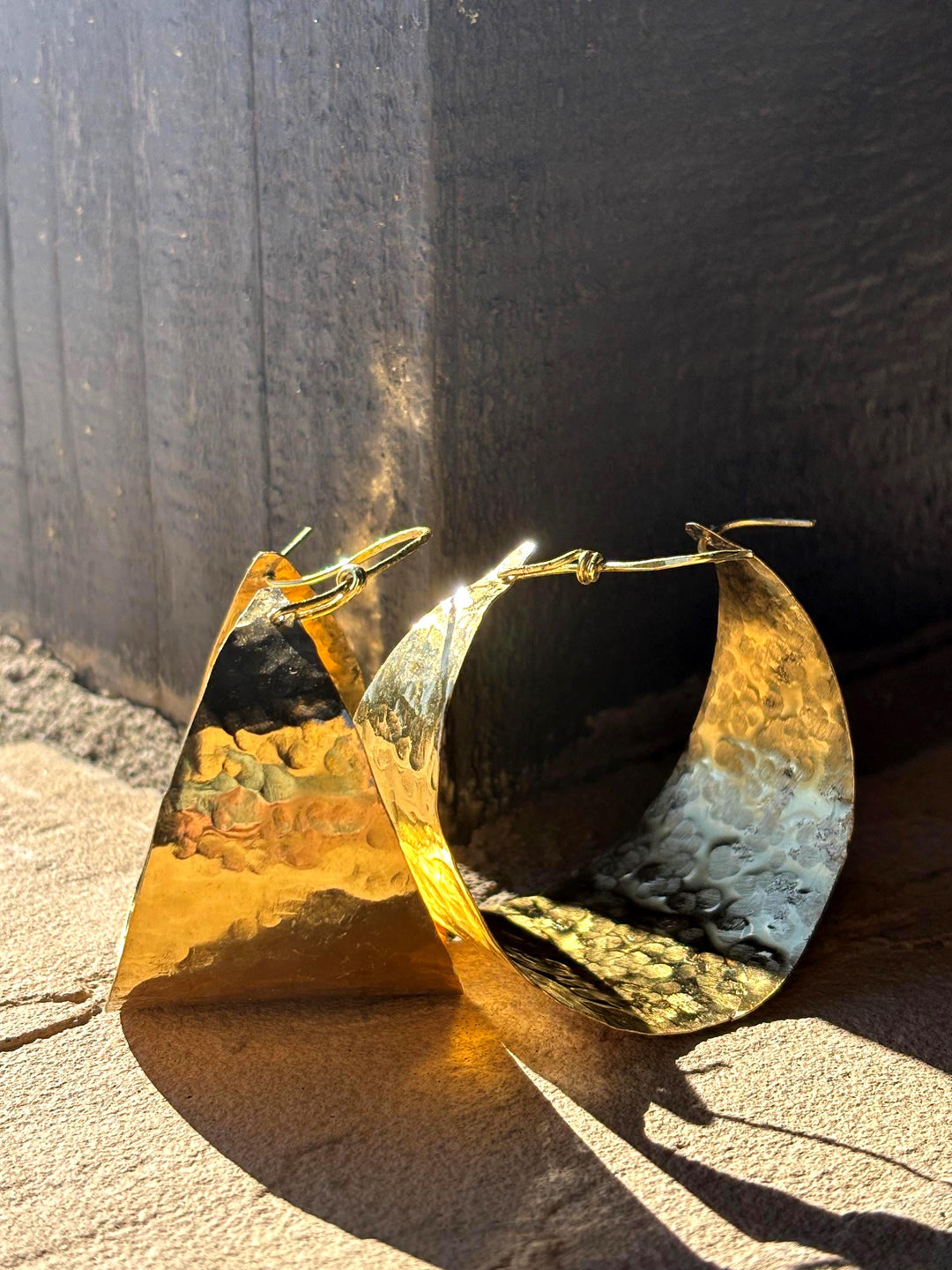 Are these bold hammered brass hoop earrings comfortable for all-day wear?