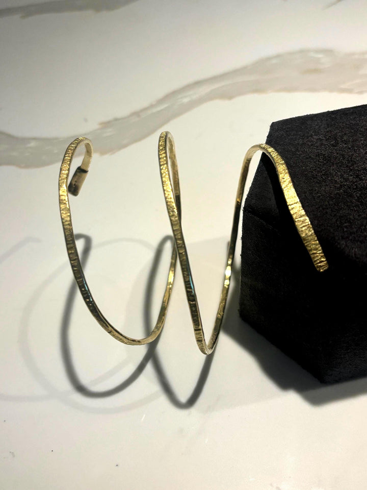 Sculptural Brass Upper Arm Cuff – 10 Gauge Textured Spiral Arm Bracelet – Adjustable Statement Armlet – Modern Boho Festival Jewelry – Handm