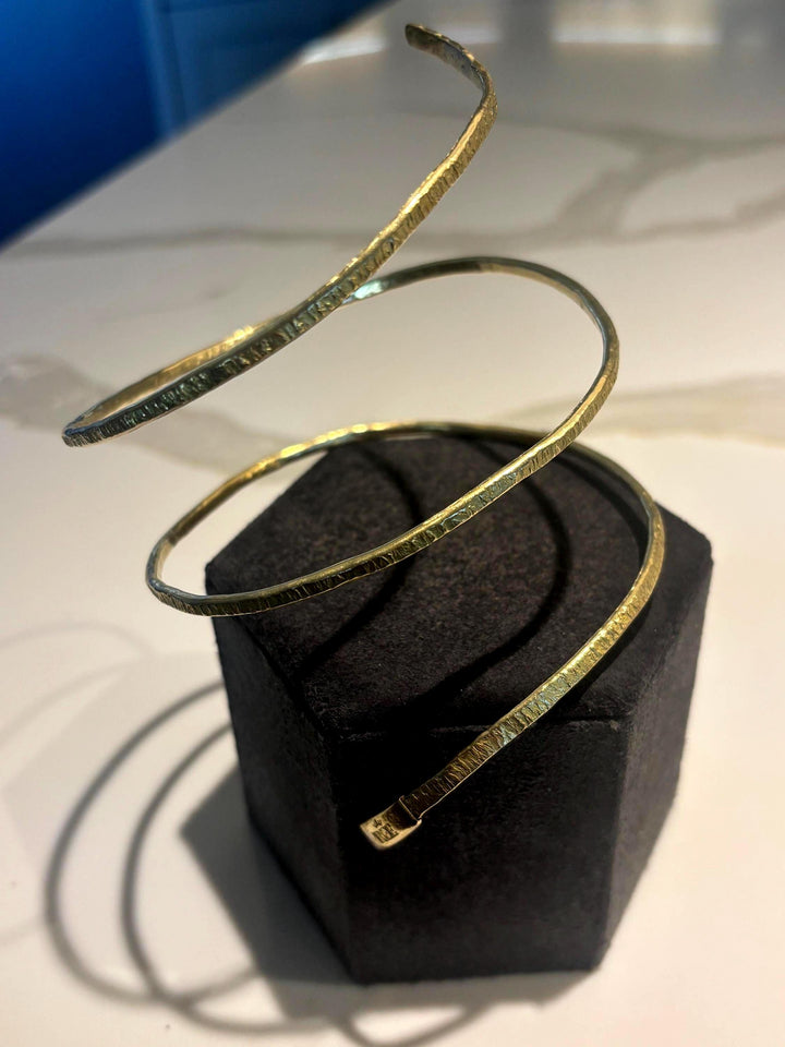 Sculptural Brass Upper Arm Cuff – 10 Gauge Textured Spiral Arm Bracelet – Adjustable Statement Armlet – Modern Boho Festival Jewelry – Handm